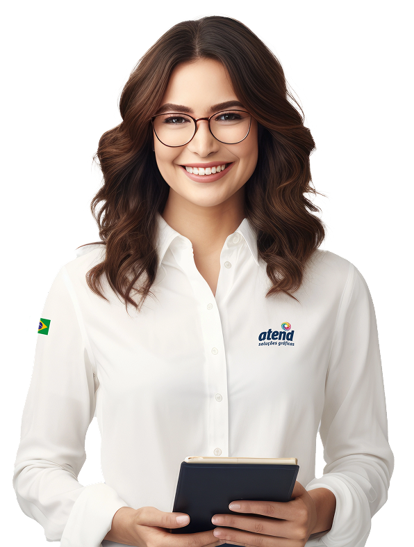 mulher jovem sorridente segurando um tablet e de pe em um fundo cinzento copy 1