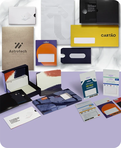 BERÇO PARA CARTÕES, BLISTER PDV PARA CARTÕES A Atend se destaca pelo seu parque gráfico na produção de envelopes personalizados, com foco na alta precisão de impressão e um rigoroso controle de qualidade. Além disso, somos especialistas em envelopes para inserção automatizada em embossadoras, oferecendo um processo de envelopamento 100% automático, ideal para print centers.